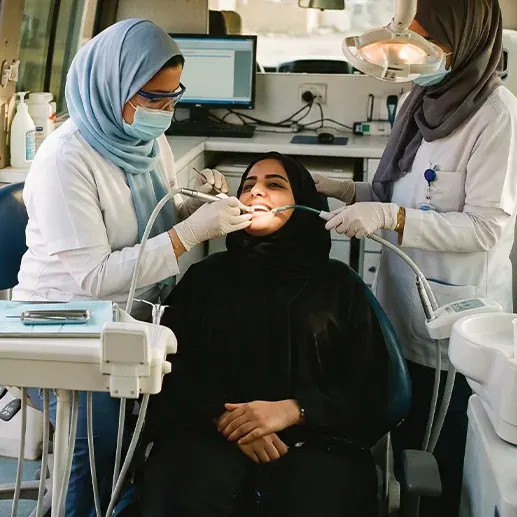 فريق الجمعية يعالج إحدى المستفيدات